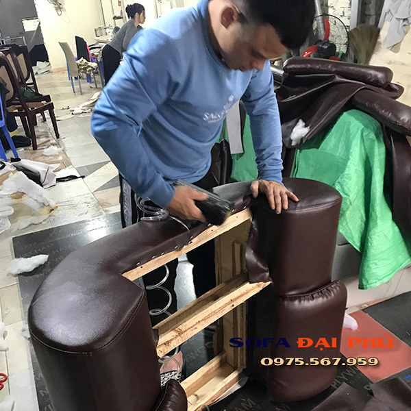 Những người thợ chuyên nghiệp của sofa Đại Phú đang tháp lắp để bọc lại ghế sofa