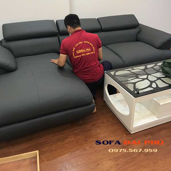 Nhân viên Đại Phú đang kiểm tra lại ghế và đệm sofa