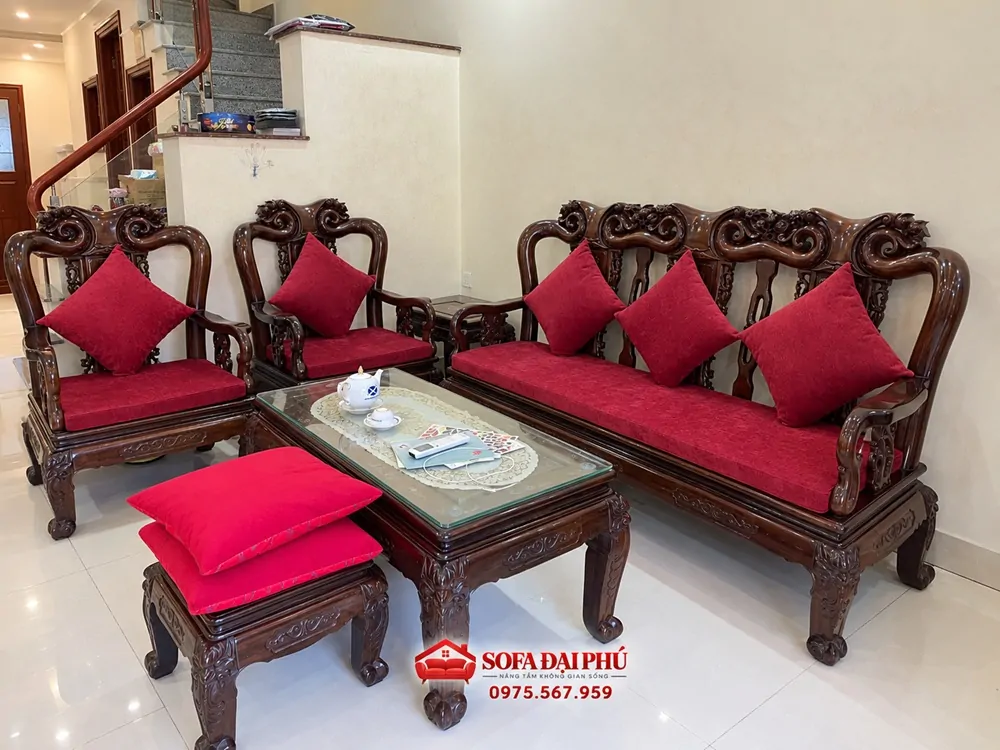 nệm lót ghế sofa gỗ màu đỏ đô họa tiết đục chạm rồng phượng sang trọng